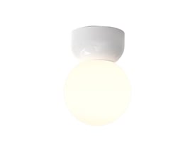 Astro Lighting Lyra loftlampe i hvidt porcelæn med rund, lysende skærm og kompakt loftfatning.