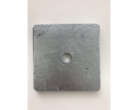 Varmgalvaniseret firkantskive 100x100x10 mm med 18 mm hul, egnet til konstruktion.