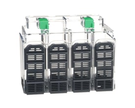 Schneider Electric lang klemmeafdækning til 4-polet NSXm og PowerPact B, vist med fire sorte terminalrum med grønne låseclips.
