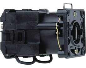Schneider Electric 4-trins omskifter med 1 pol og 12A, model K1D004N, vist fra siden med fokus på koblingsdetaljer og monteringsbeslag.