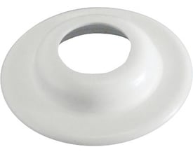 Hvid plast bøsningskrave (roset) til 61 mm rør, der bruges til at dække rørgennemføringer i vægge og gulve.
