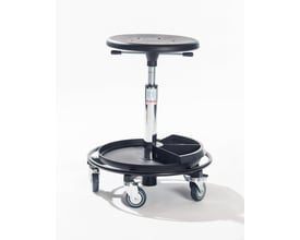 Montørstol Sigma 480RS PU i sort med formstøbt sæde, stålbase med fodring og integreret værktøjsbakke samt 75 mm hjul.