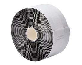 Sort Plum QuickSoft 5543 selvklæbende bandage, 5,5 cm x 5 meter, vist oprullet; produktet sælges i pakke med 2 stk.