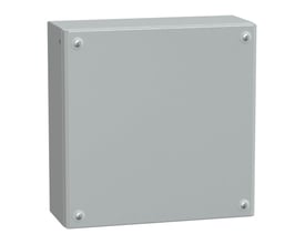 Schneider Electric klemkasse i metal, 300x300x120mm, RAL 7035, set fra siden med fire skruer på fronten.