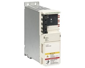 Schneider Electric strømforsyning LXM62P med 10/20A kapacitet, monteret på et lodret panel med monteringshuller.