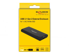DeLock eksternt kabinet til M.2 NVMe SSD med SuperSpeed USB 3.1 Gen 2 på gul baggrund, viser produkt og information.