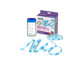 WiZ Smart LED-strip på 4 meter med RGB-farver, vist sammen med dens lilla WiZ-emballage og en smartphone-skærm med WiZ-appen.