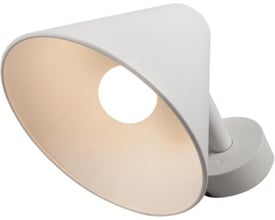 Hvidt Hide-a-lite Peak vægarmatur med E27-fatning og bred, oval skærm, set skråt forfra med lyskilden synlig.