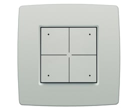 Niko 4-tryk i lys grå med fire individuelle knapper, integreret sensor og LED lys, viser logoet på forsiden.