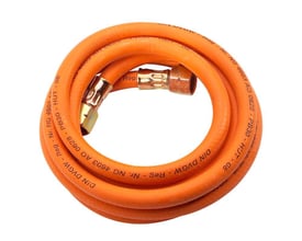 Orange højtryksgasslange på 5 meter med 3/8'' LH svirvel og markeringer for 20 bar tryk og DIN DVGW godkendelse.