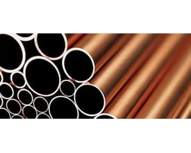 Metalcenter Group affedtede kobberrør til medicinske gasser, 18 x 1,0 mm, 5 meter lange, præsenteret i en bunke og enkeltvis på en mørk baggrund.
