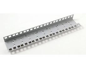 Cubic overgangsskinne OSI2 i grå metal, 19" bredde og 7 HE højde, med perforeret design og monteringshuller.