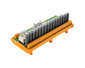 Weidmüller interfacemodul med relæ, 20-polet stik og skrueforbindelser, set skråt oppefra med orange sokkel.