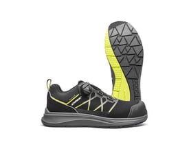 Sort Activewear Kipp 7678 sikkerhedssko i størrelse 42 set fra siden med den mønstrede sål synlig bag skoen.