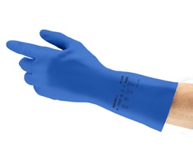 Ansell Alphatec 87-195 handske i str. 8 vist på en arm, viser blå beskyttelsesmateriale og certificeringsikoner.