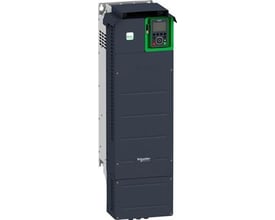 Sidevisning af Schneider Electric ATV650 frekvensomformer, viser dens slanke design og monteringsbeslag i metal.