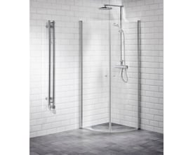 Vetro svingdør med buet form, 79x200 cm, lavet af 6mm hærdet klart glas og justerbar aluprofil, vist i et badeværelse med hvide vægfliser.