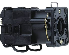 Schneider Electric trinomskifter K1F006N i sort plast, vist fra siden med fokus på monteringsdetaljer og kontakter.