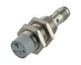 Carlo Gavazzi induktiv aftaster M18 med IO-Link, kort cylindrisk metalhus, gevind og monteringsmøtrikker.