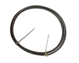 Isoleret trådleder i stål med en diameter på Ø 1,2-1,6 mm og en længde på 5 meter, fastgjort med kabelbindere.