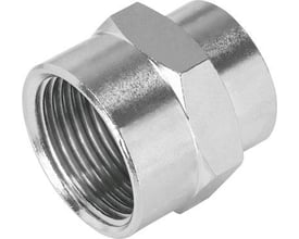 Festo muffe NPFC-S-2G18-F fremstillet af forniklet messing, med indvendige gevind og sekskantet krop.