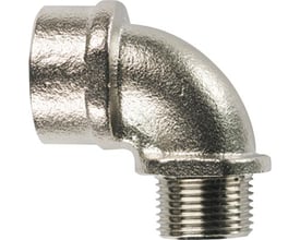 HellermannTyton A90FM-M32 90 graders bøjning i forniklet messing med udvendigt gevind, vist på hvid baggrund.