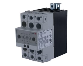 Carlo Gavazzi 2-polet solid-state relæ med udgang på 3x220 V/3x25 A, vist skråt forfra med tilslutningsklemmer.