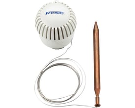 Nærbillede af Frese Optima Compact termostaten og fjernføleren, der viser design og tilslutningsdetaljer.