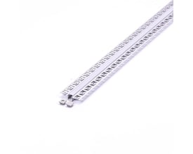 V-TAC monteringssæt i sølv aluminium til LED-strip, 2 meter langt, med diffusor og endestykker på hvid baggrund.