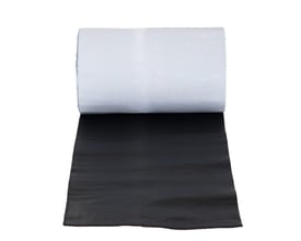 Rulle af Sabetoflex M/ALU-NET, 1120mm x 5m, sort inddækning med kraftig klæbeflade, hvid beskyttelsesfilm ses.