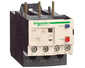 Detaljeret billede af Schneider Electric TeSys LRD03 termorelæ, der viser mærkningsdetaljer, skrueklemmer og kontrolknapper på en lys baggrund.