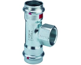 Viega Prestabo T-stykke i forzinket stål, set fra siden, der viser 15mm pres-ender og 1/2" gevindmuffe med datostempling.