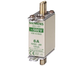 Siemens SENTRON 3ND1 801 LV HRC sikringselement, NH000, 6A, 500V, aM med spændingsførende grebsko på hvid baggrund.