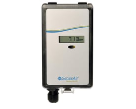Schneider Electric aSENSE m III kombisensor til kanalmontering med digitalt display, der viser 713 ppm.