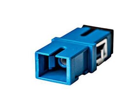 Blå, blå fiberoptisk adapter SC/UPC til SC/UPC, SingleMode, Simplex, uden flange, på en hvid baggrund.