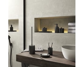 HeFe BRENDA tandglas i mat sort, 70x100 mm, stående på en træbordplade ved siden af et håndvaskarrangement med andre sorte badeværelsesartikler.