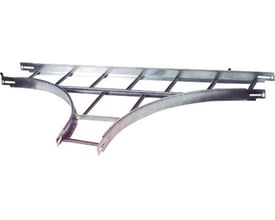 Legrand T-stykke Light GLO-4, 600 mm bredt, fremstillet af galvaniseret plade til indendørs brug.