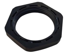 Sort M20x1,5 møtrik fremstillet af PA66 nylon, vist på hvid baggrund.
