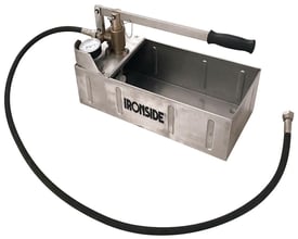 Ironside Push trykprøvepumpe med rustfri beholder, manometer, håndtag og sort højtryksslange til 60 bar.