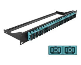 DeLock fiberpatchpanel til 19″ rack med 24 aqua SC duplex-porte, vist skråt med porttypen forstørret nederst.