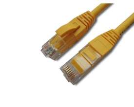 Gult Kat 6 UTP patchkabel med RJ45-stik viser tydeligt de gyldne kontakter og den gennemsigtige plastikisolering.