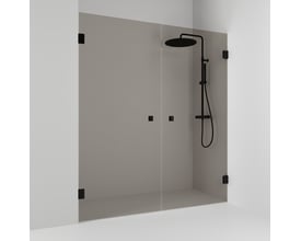 Svedbergs dobbelt bruseniche på 176,5x200 cm med tonede glasflader og matsorte beslag, monteret i et badeværelse.