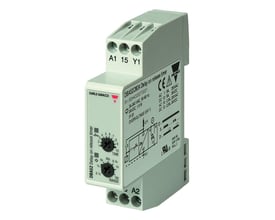 Carlo Gavazzi tidsrelæ med impulsrelæ og forsinket udkobling, set skråt forfra med synlige terminaler og indstillingsknapper.