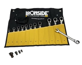 Ironside ringskraldenøglesæt med nøgler fra 8 til 19 mm og adaptere lagt frem ved den åbne rullemappe.