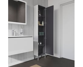 Duravit LC højskab med åben låge, viser hylder med badeværelsesartikler i et moderne badeværelse.