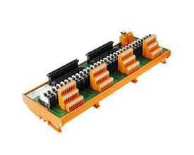 Weidmüller 64-polet interfacemodul med relæ, model RSS LL3R 5.08 mm, orange skrueklemmer og sorte stik.
