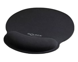 Sort DeLock-musemåtte med ergonomisk håndledsstøtte, set skråt forfra; måler 252 x 227 mm.