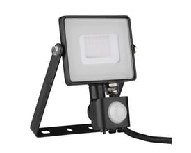 Sort V-TAC 30 W LED-projektør med sensor og justerbar monteringsbøjle, set skråt forfra.