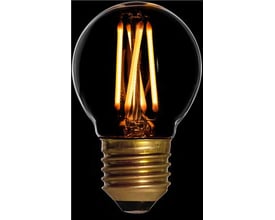 DANLAMP LED-kronepære med klar, rund glaskuppel, synlige varmtlysende LED-filamenter og E27-fatning.