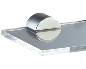 Vola T25HLD-16 hyldeholder i blank krom ses monteret på kanten af en gennemsigtig glashylde.